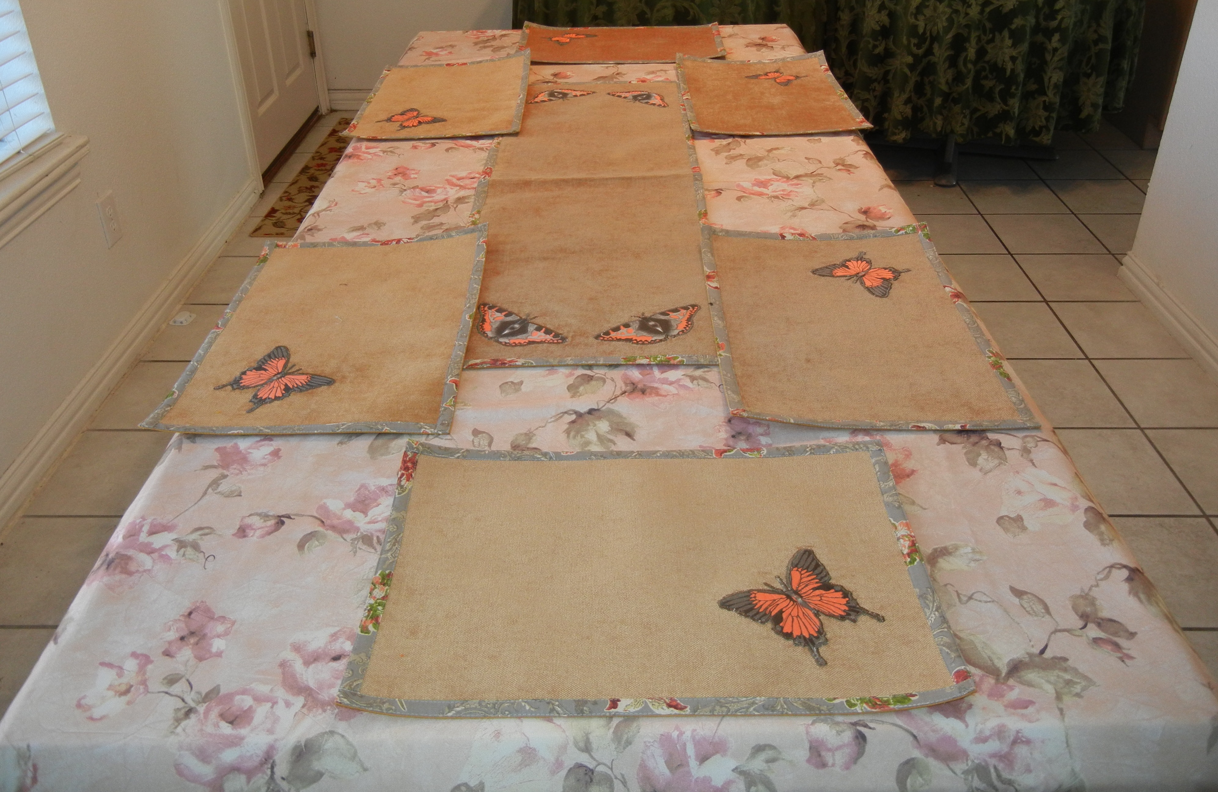 Set of 6 Place Mats and Runner