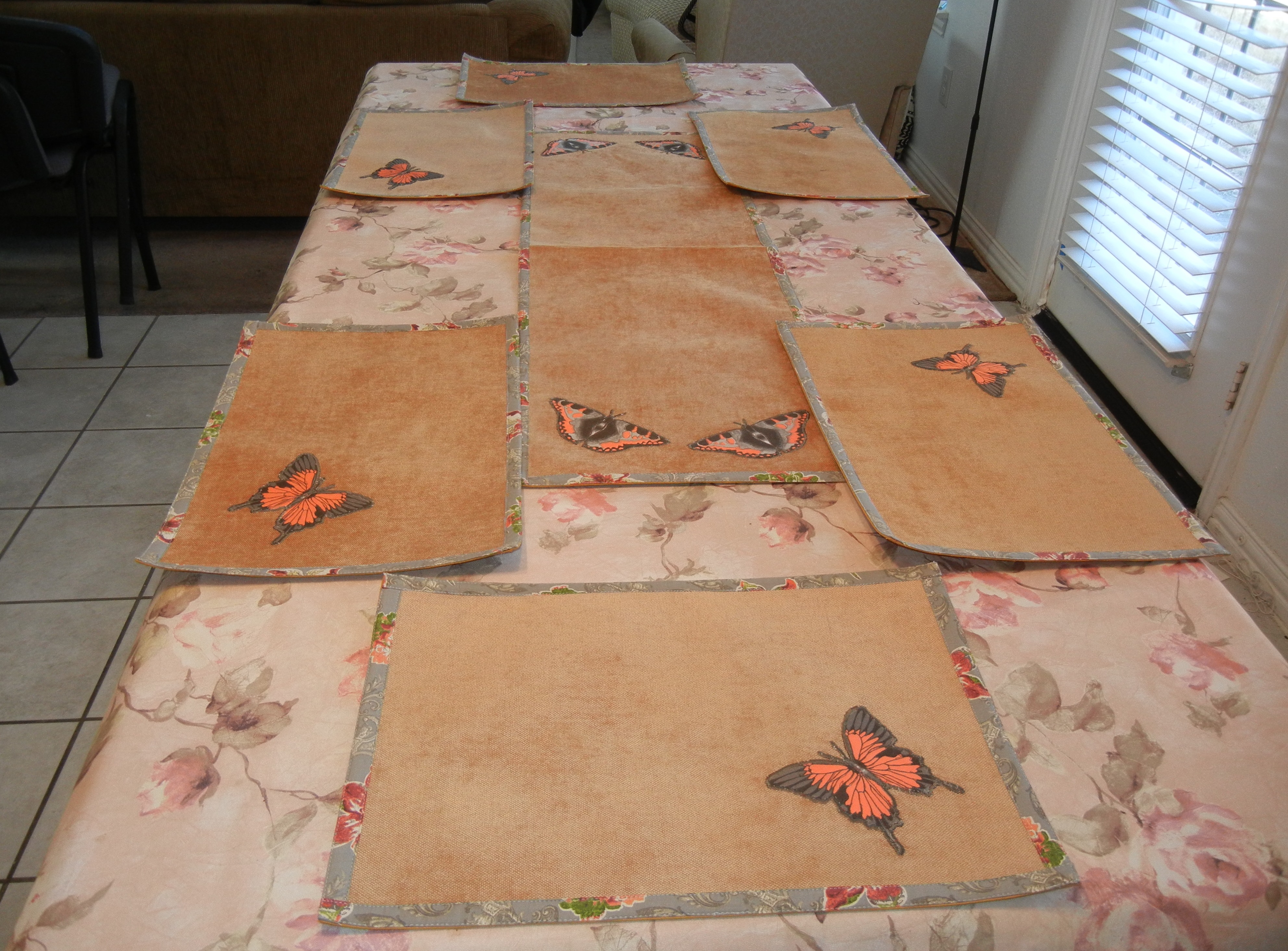 Set of 6 Place Mats and Runner