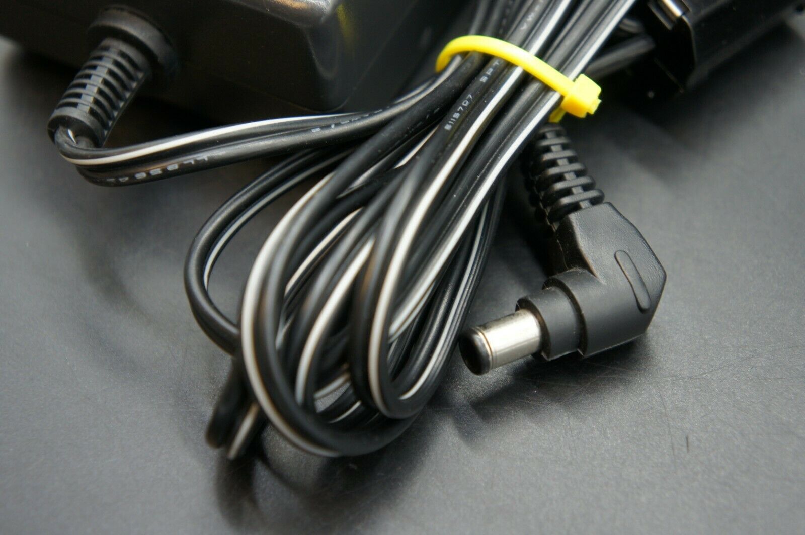 Fujitsu PSCV400102A CA01007-0390 AC Adapter 16.0Vdc 2.5A  Barrel connector with center pin