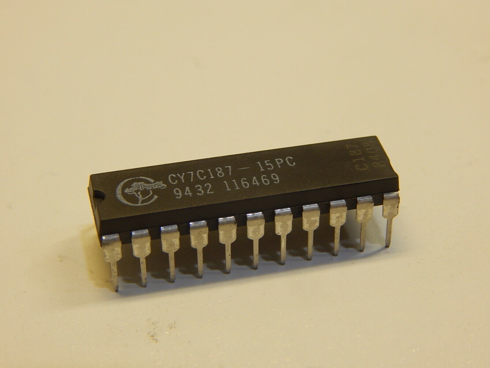 CYPRESS CY7C187-15PC Static RAM, 64Kx1, 22 Pin, Plastic, DIP