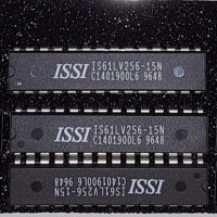 ISSI IS61LV256-15N 3.3V  28 pin SOJ